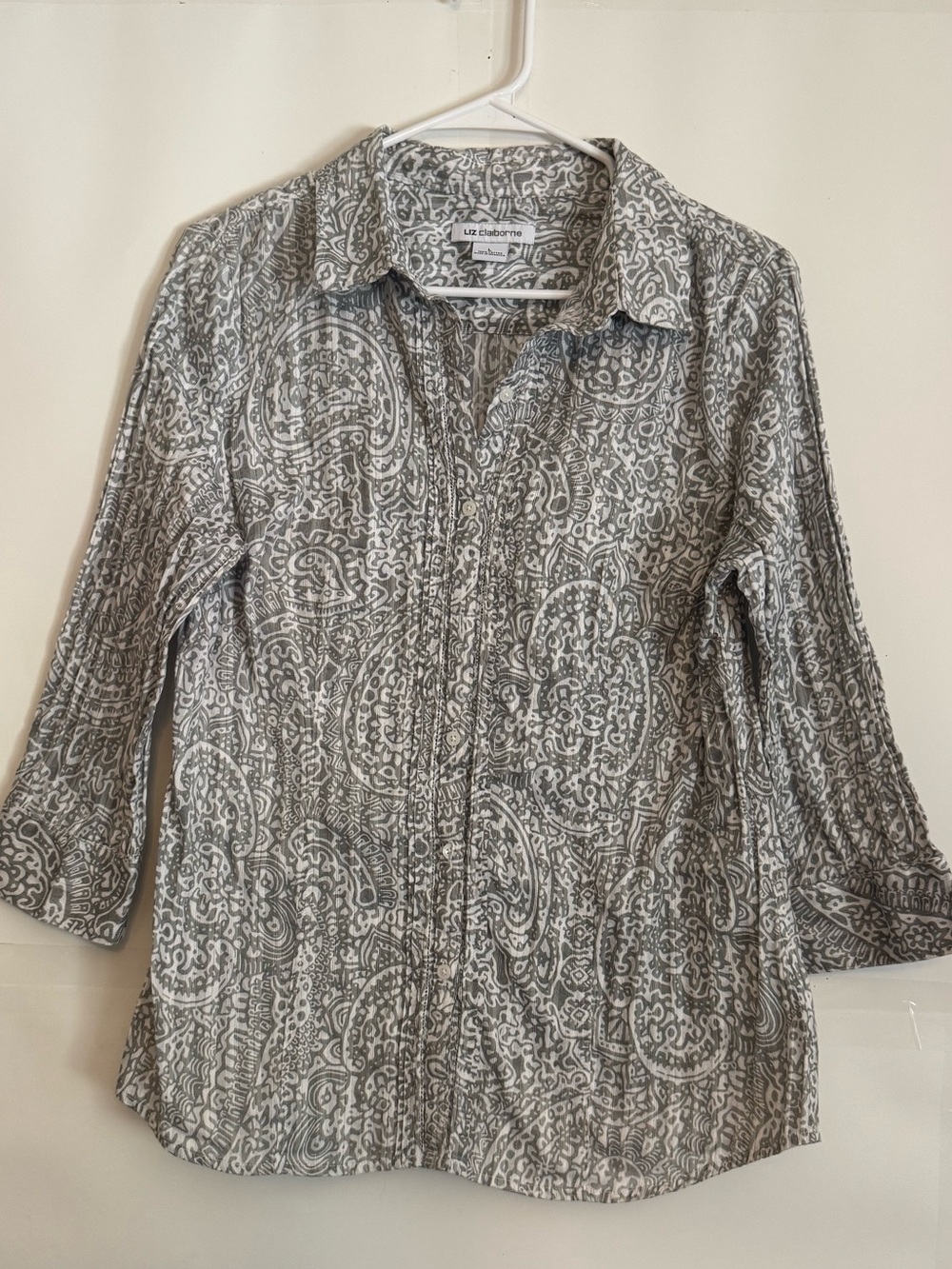 Liz Claiborne grey and white paisley print button-up shirt with 3/4 sleeves.